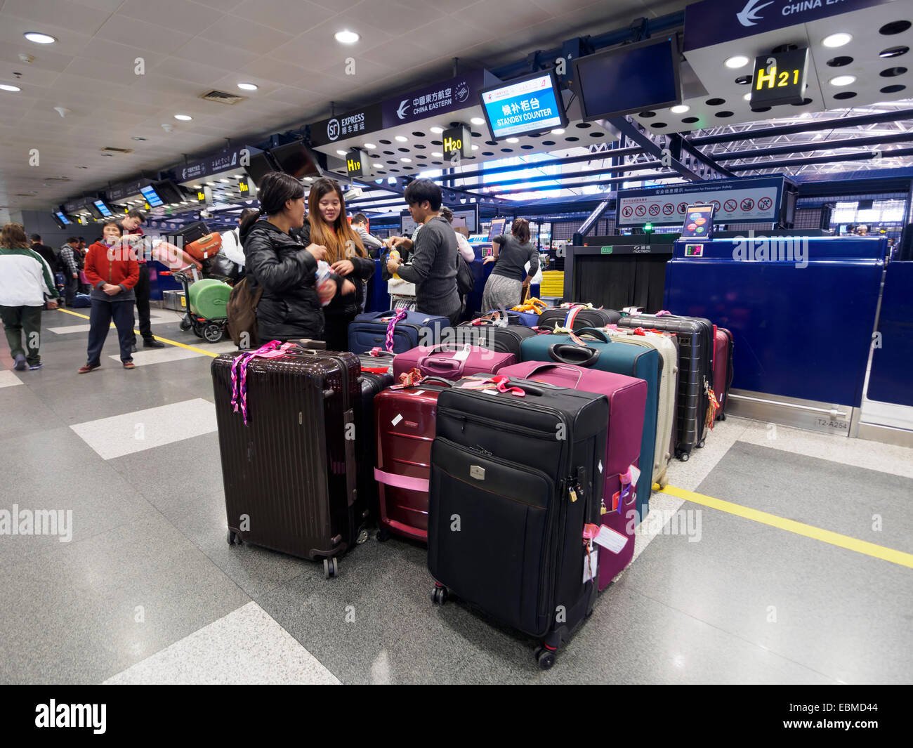 pasajeros esperando en aeropuerto con maletas