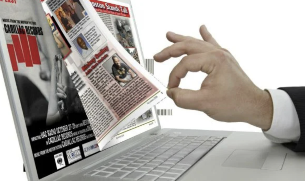 periodista leyendo noticias en pantalla digital