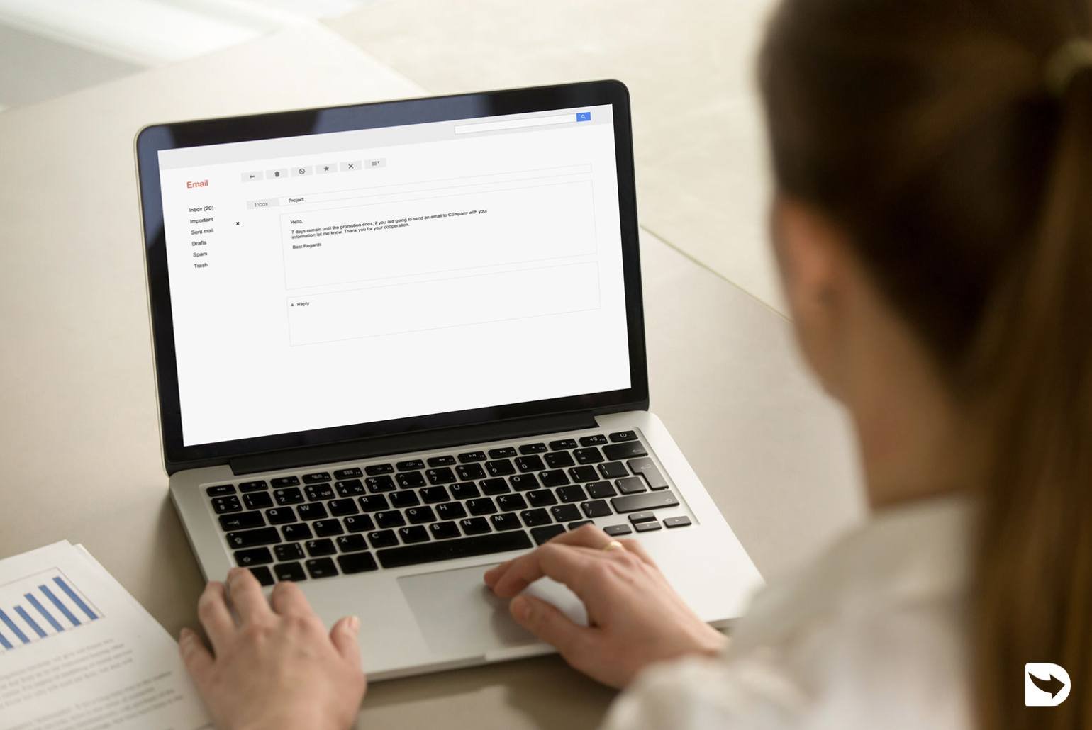 persona accediendo a su cuenta de correo