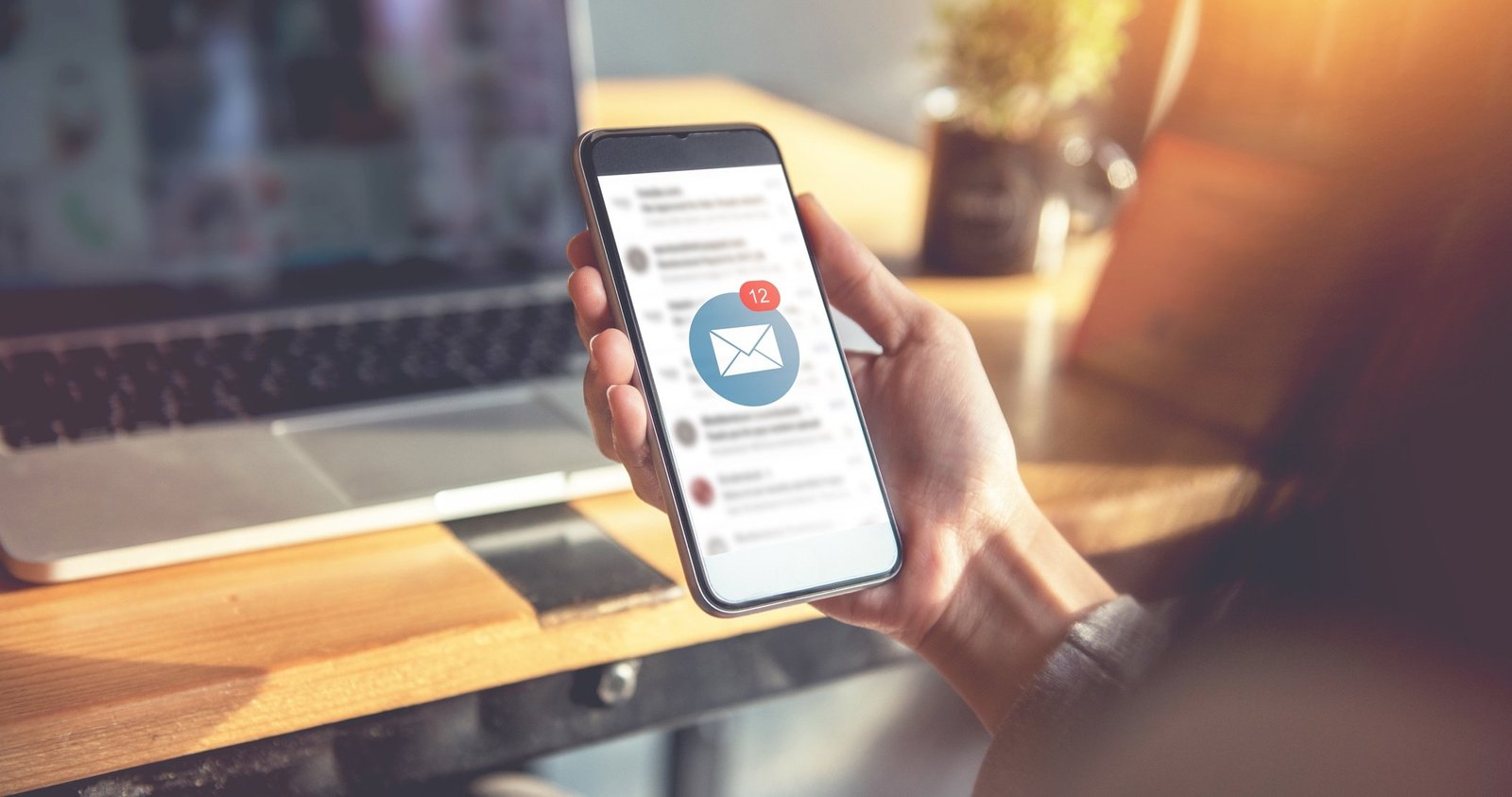 persona accediendo a su cuenta en linea 1