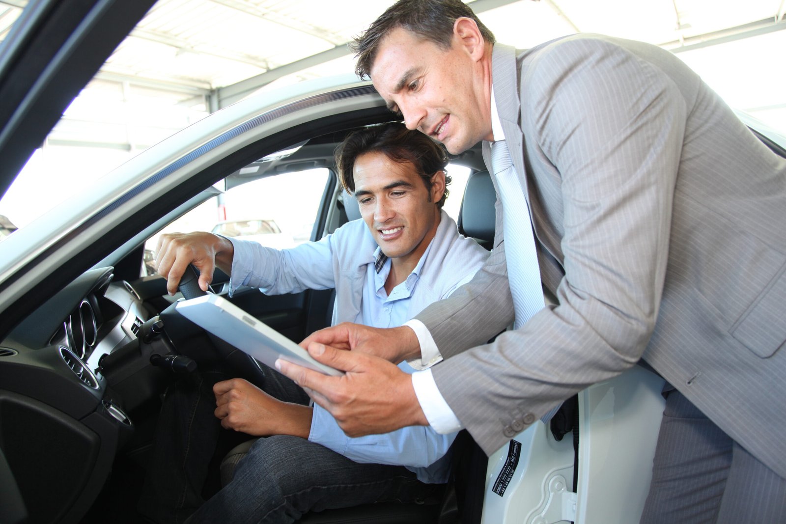 persona alquilando un coche con seguro