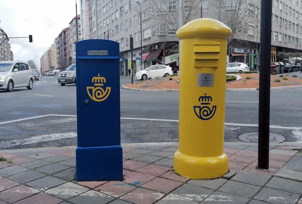 persona buscando buzones de correos cercanos