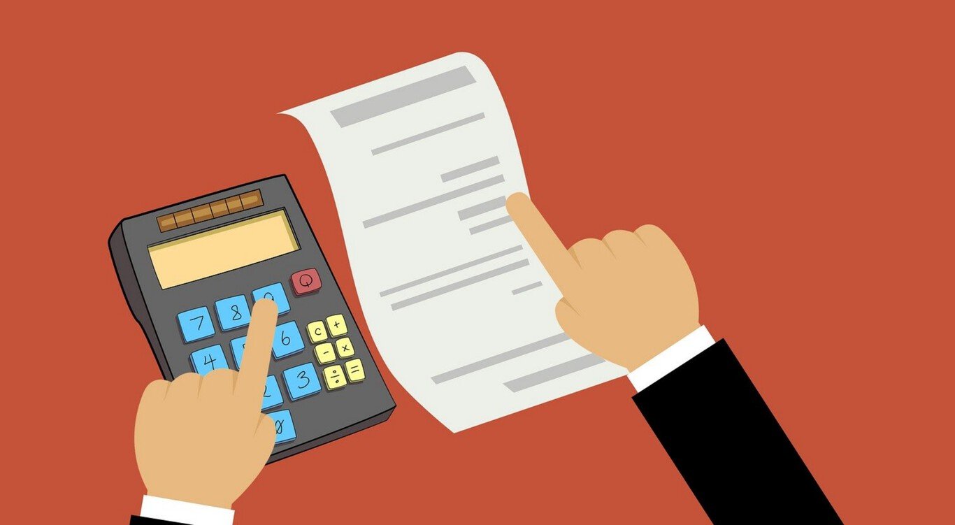 persona calculando gastos diarios en casa