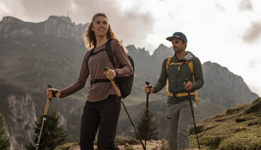 persona caminando con baston de supervivencia 1