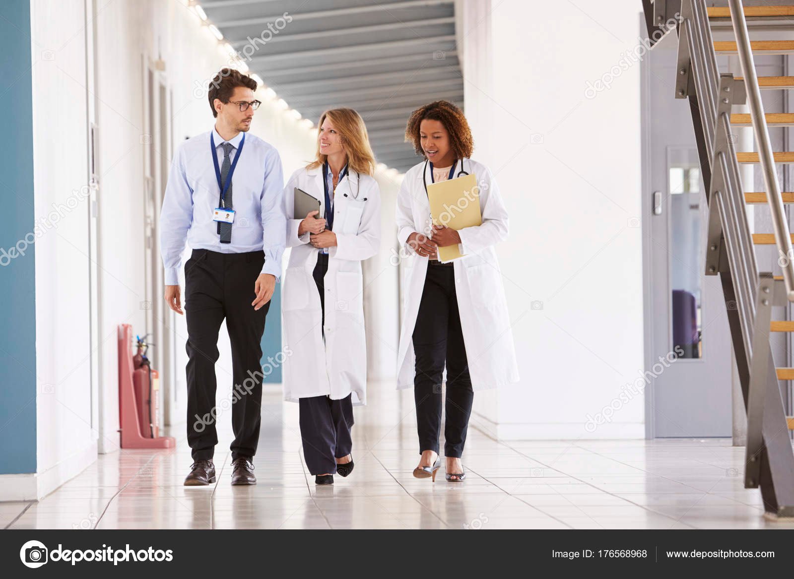 persona caminando hacia laboratorio medico moderno