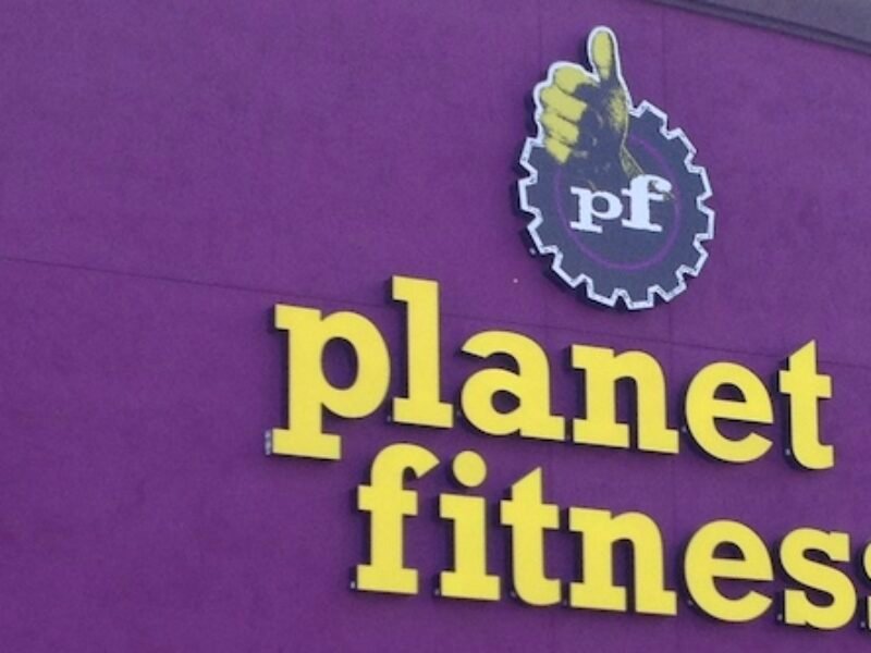 persona cancelando membresia en gimnasio planet fitness