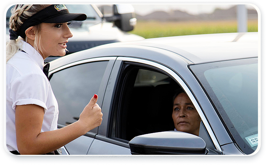 persona cancelando membresia en lavado de autos