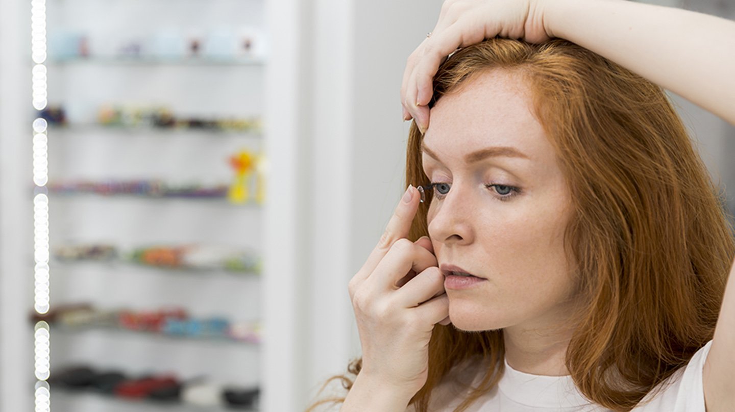persona colocando lentes de contacto correctamente
