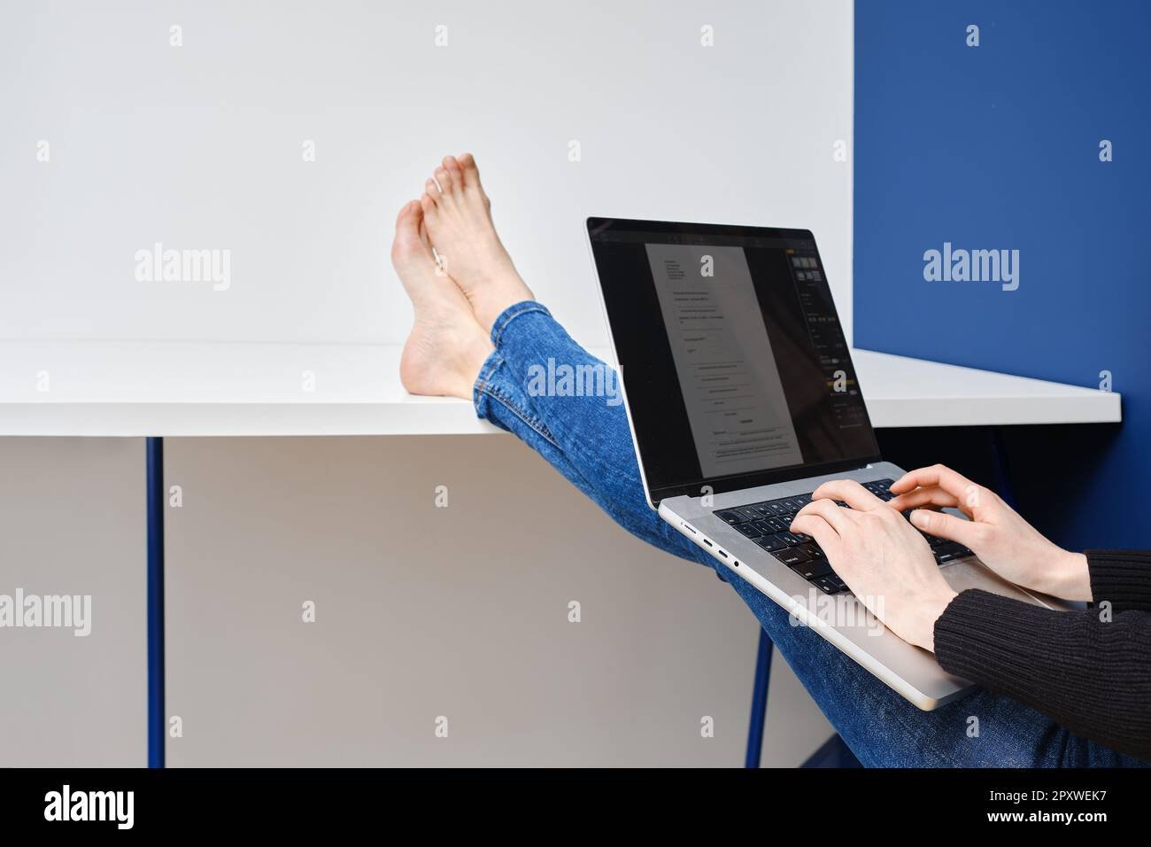 persona completando formulario fiscal en linea