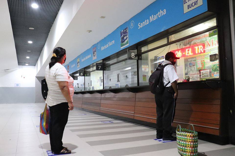persona comprando boleto en estacion de autobuses