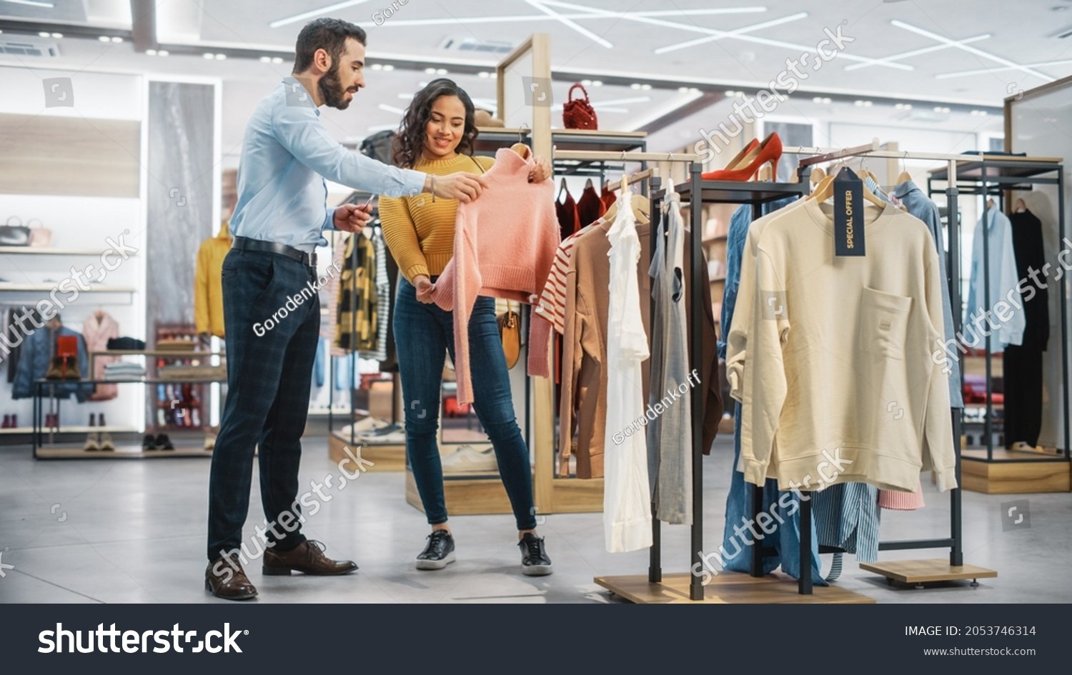 persona comprando ropa en outlet de moda