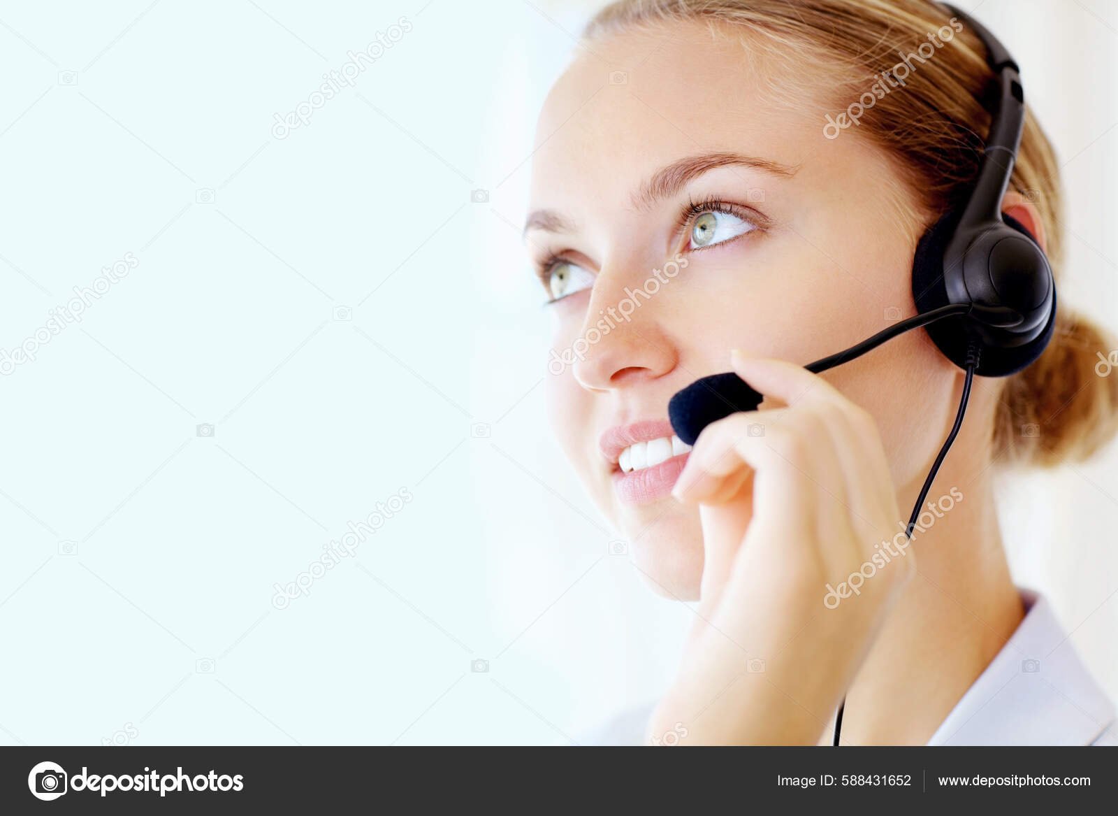 persona con auriculares atendiendo llamadas telefonicas