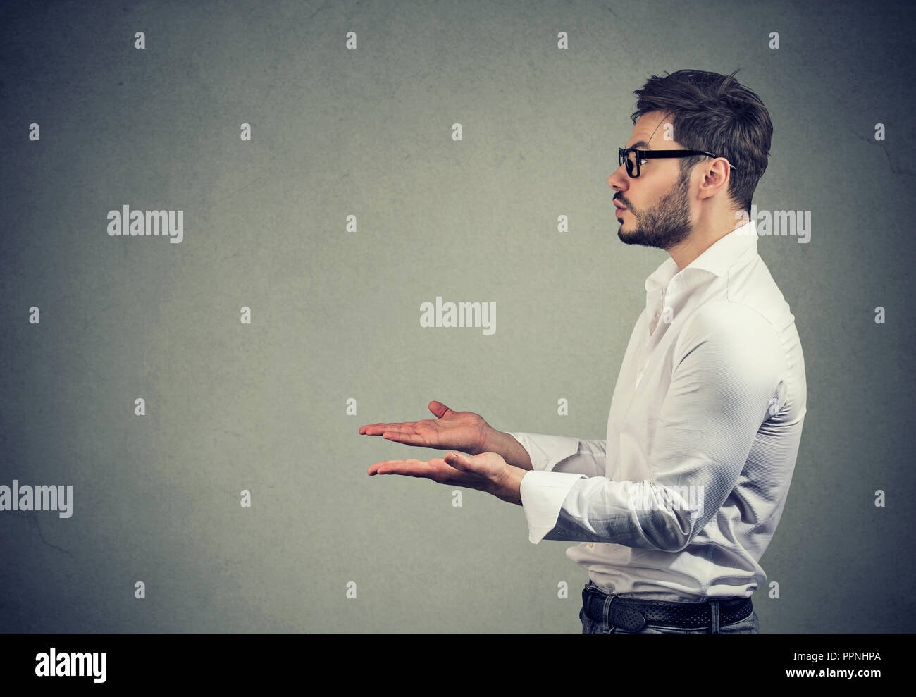 persona con la mano extendida pidiendo ayuda