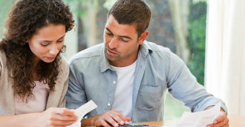 persona confiada revisando sus finanzas personales