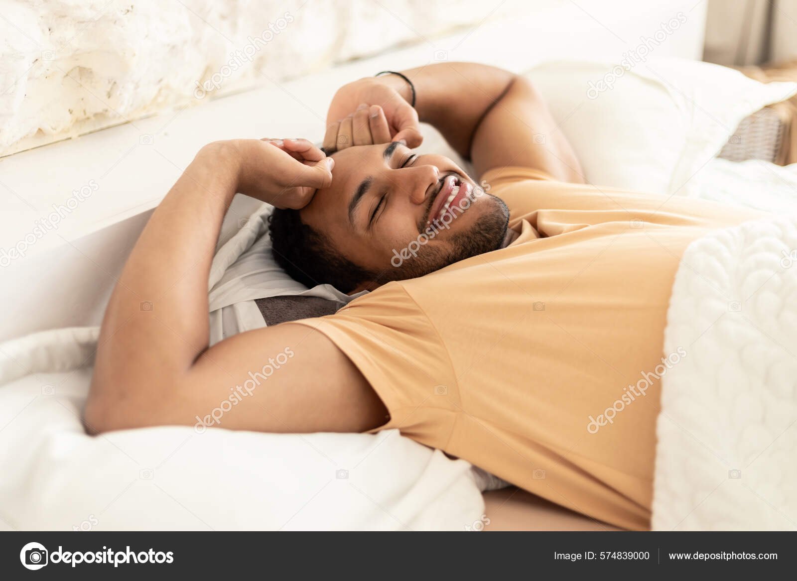 persona descansando en una habitacion acogedora