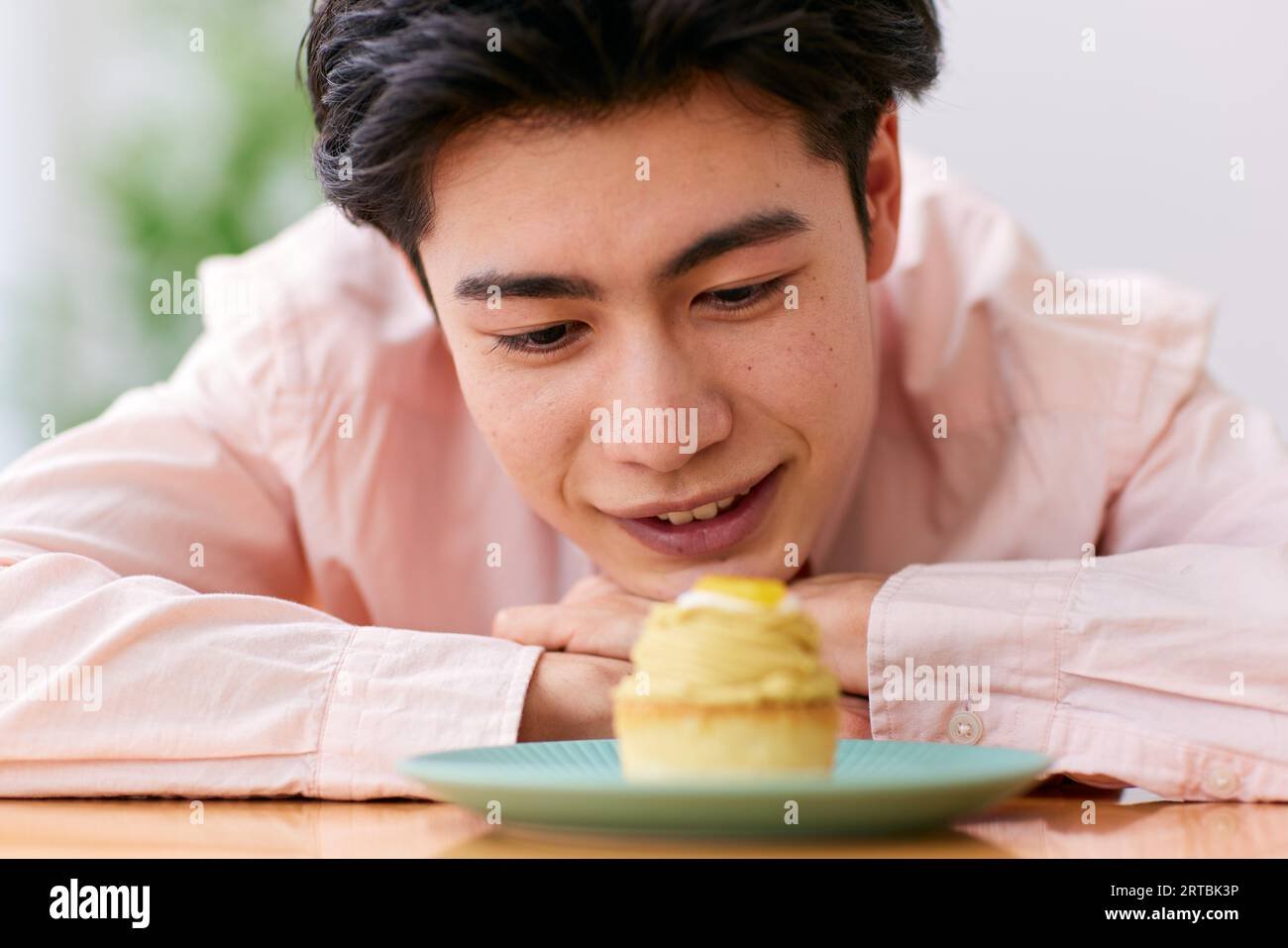 persona disfrutando de un pastel delicioso