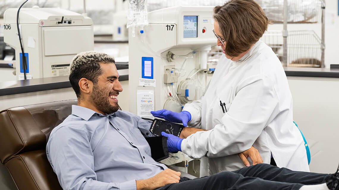 persona donando sangre en biolife plasma services