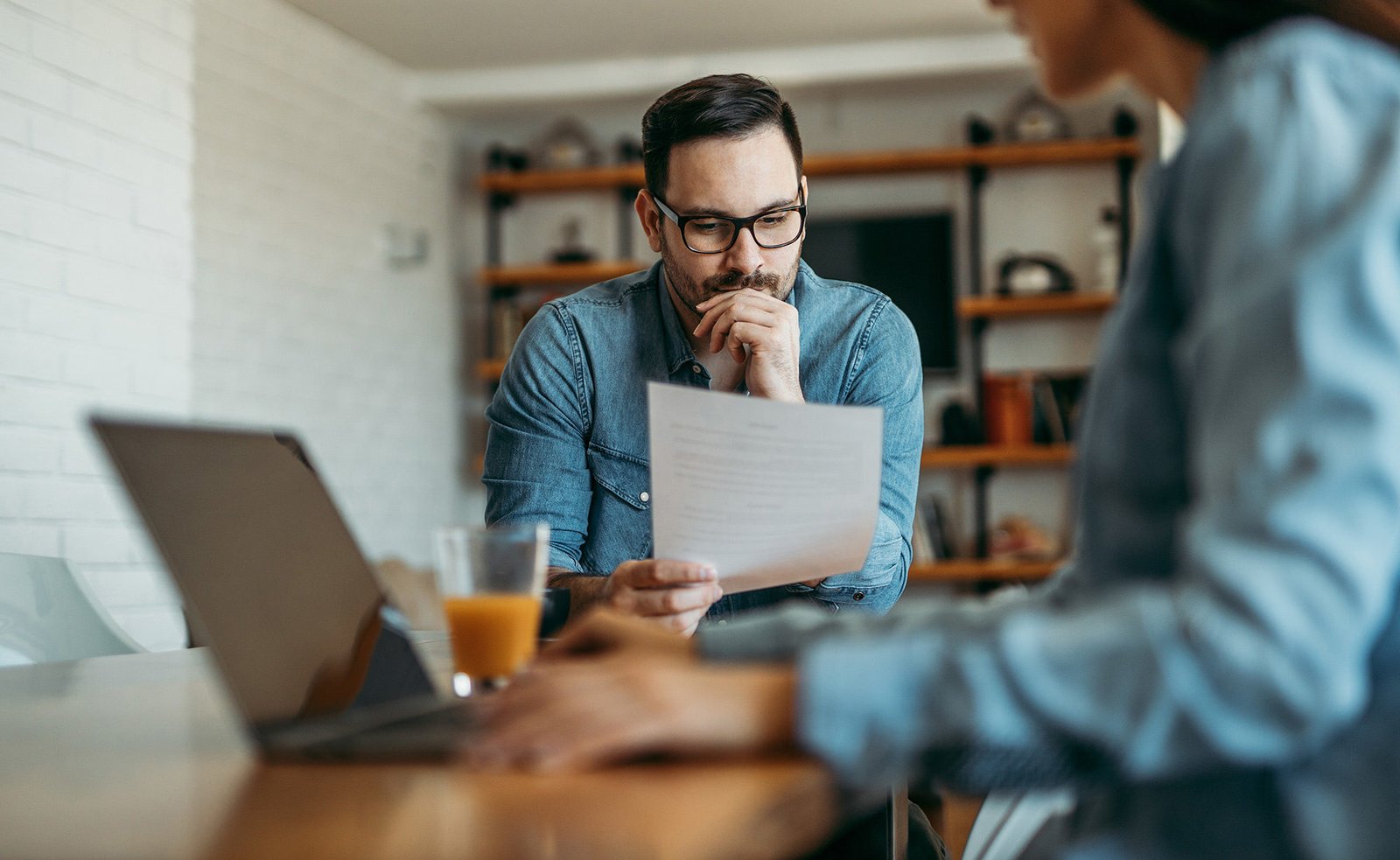 persona entregando documentos para un prestamo