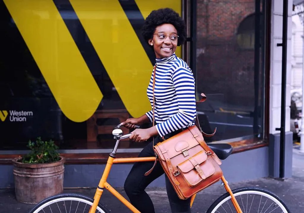 persona enviando dinero en una sucursal