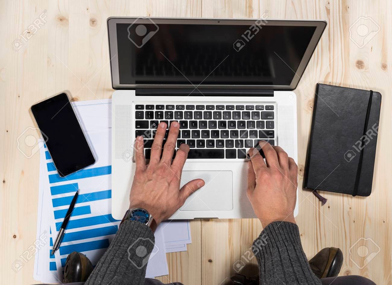 persona escribiendo en su computadora portatil