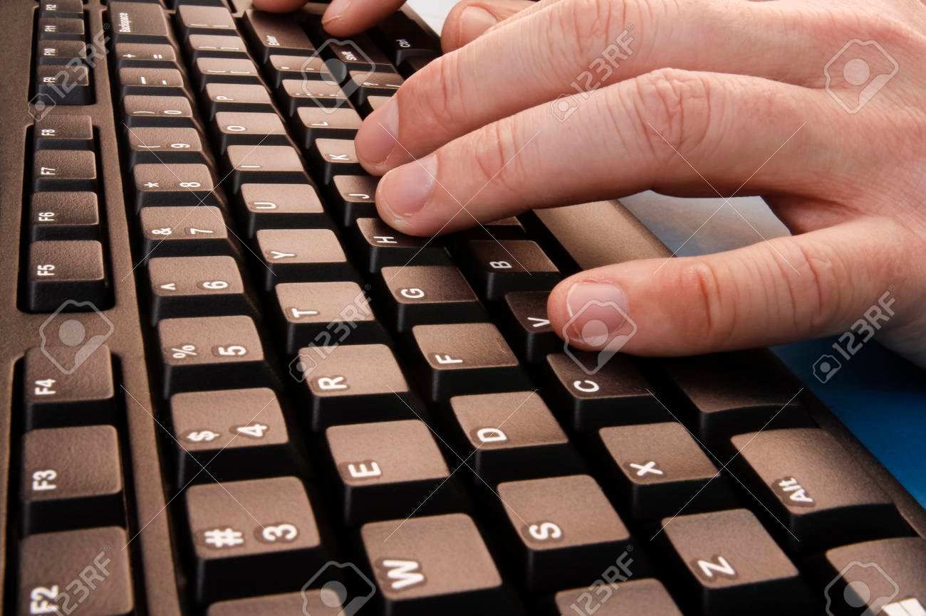 persona escribiendo en teclado de computadora