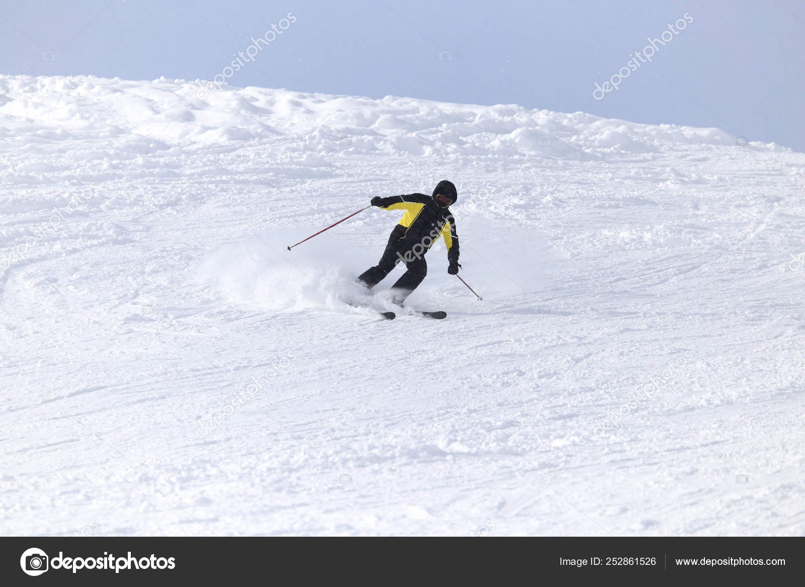 persona esquiando en la nieve en invierno