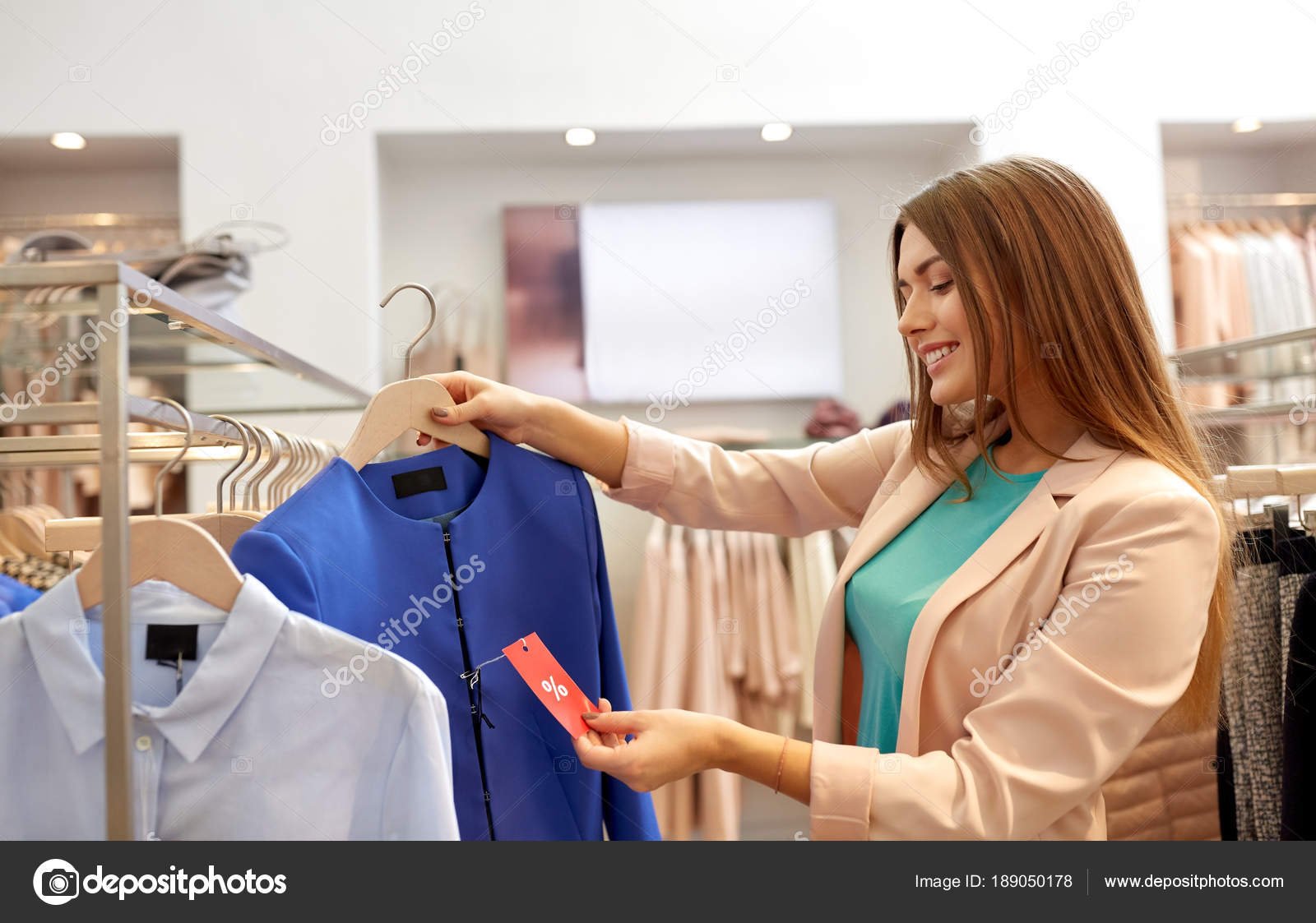 persona feliz comprando ropa con descuento