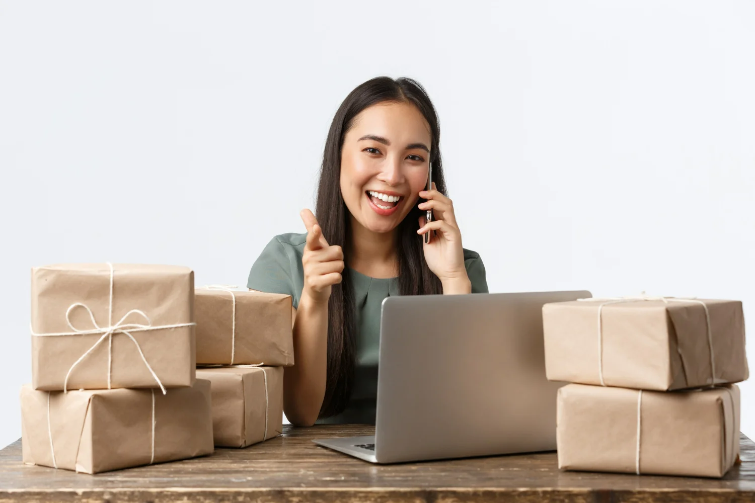 persona feliz consultando el estado de pedido