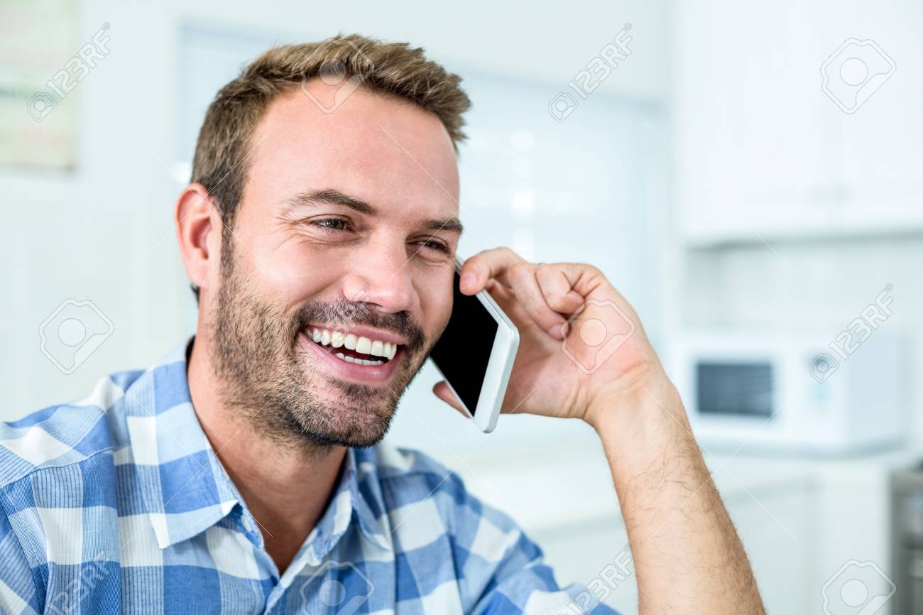 persona feliz hablando por telefono