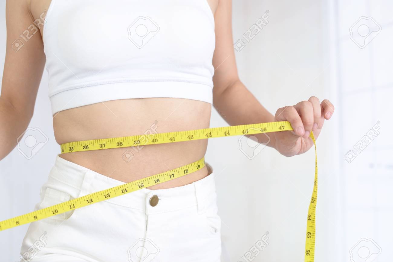 persona feliz midiendo su cintura