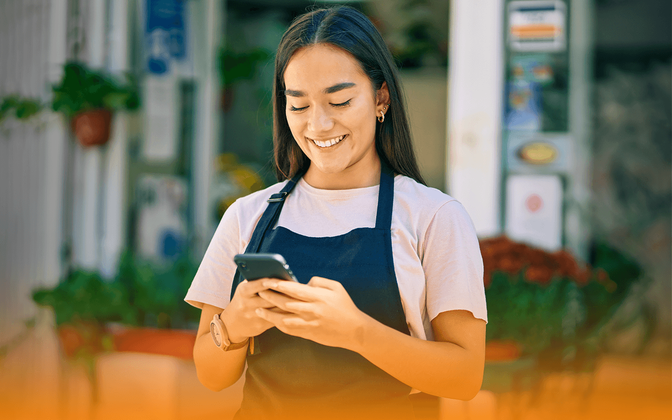 persona feliz recibiendo dinero en su celular