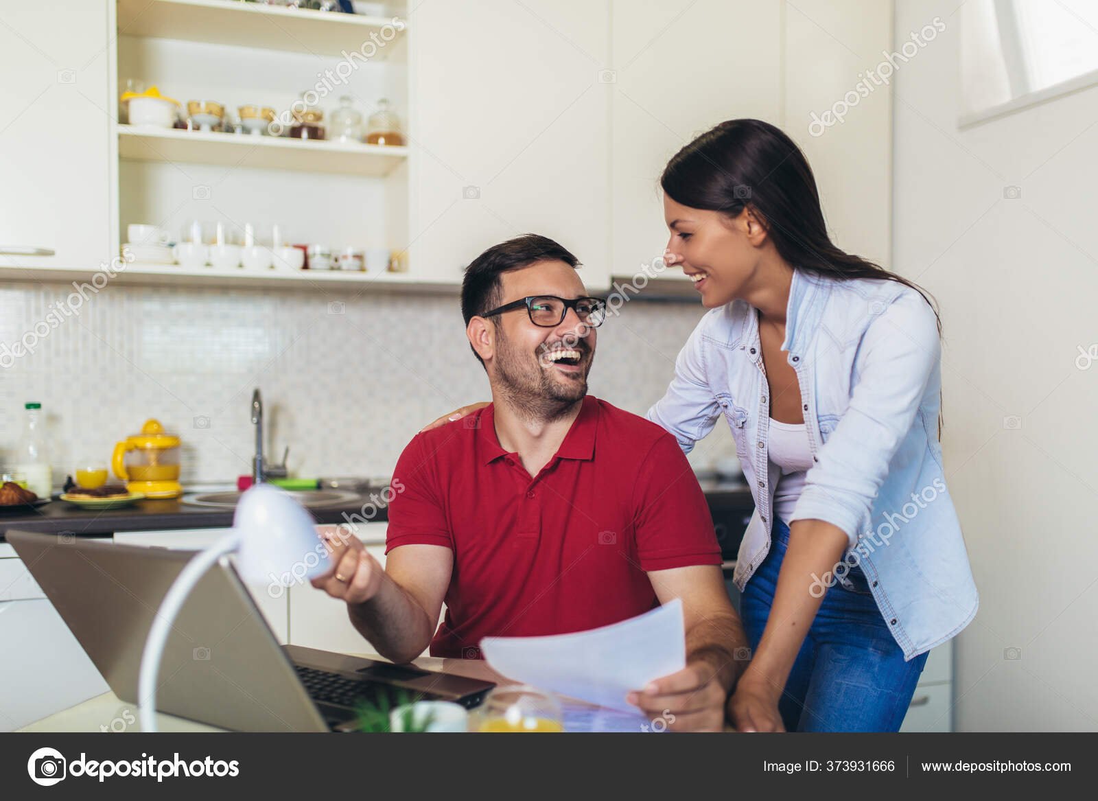 persona feliz revisando sus finanzas personales