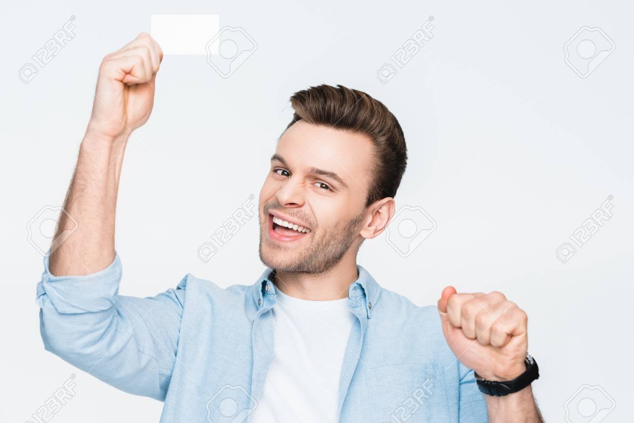 persona feliz usando tarjeta de credito