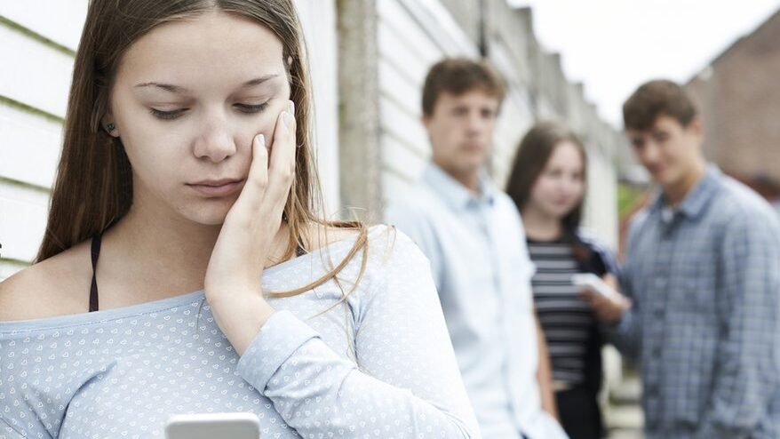 persona frustrada intentando acceder a