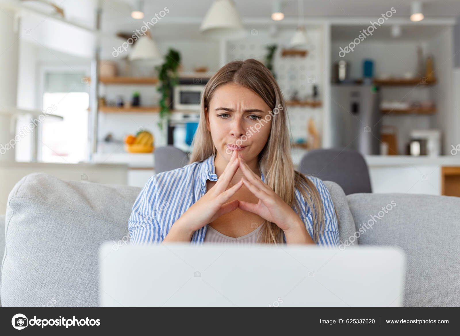 persona frustrada viendo anuncios no deseados