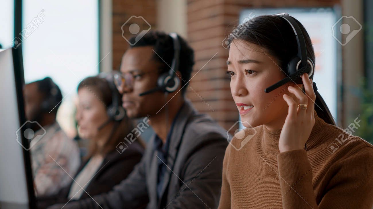 persona hablando por telefono con agente