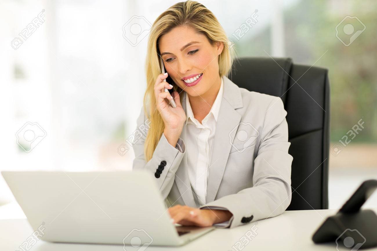 persona hablando por telefono en oficina