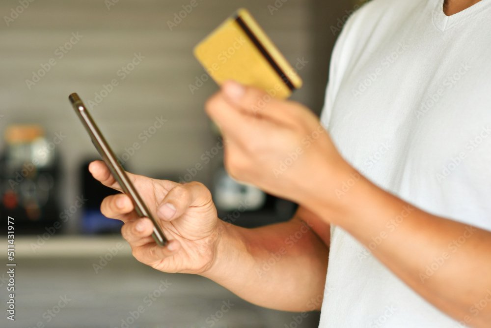 persona haciendo compra con tarjeta de credito