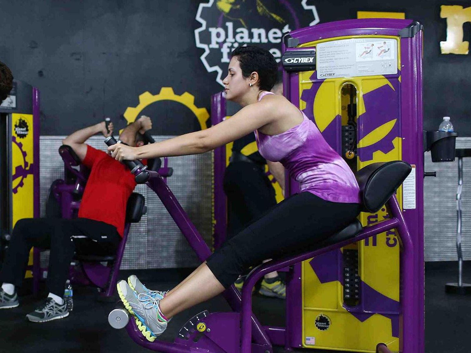 persona haciendo ejercicio en planet fitness 1