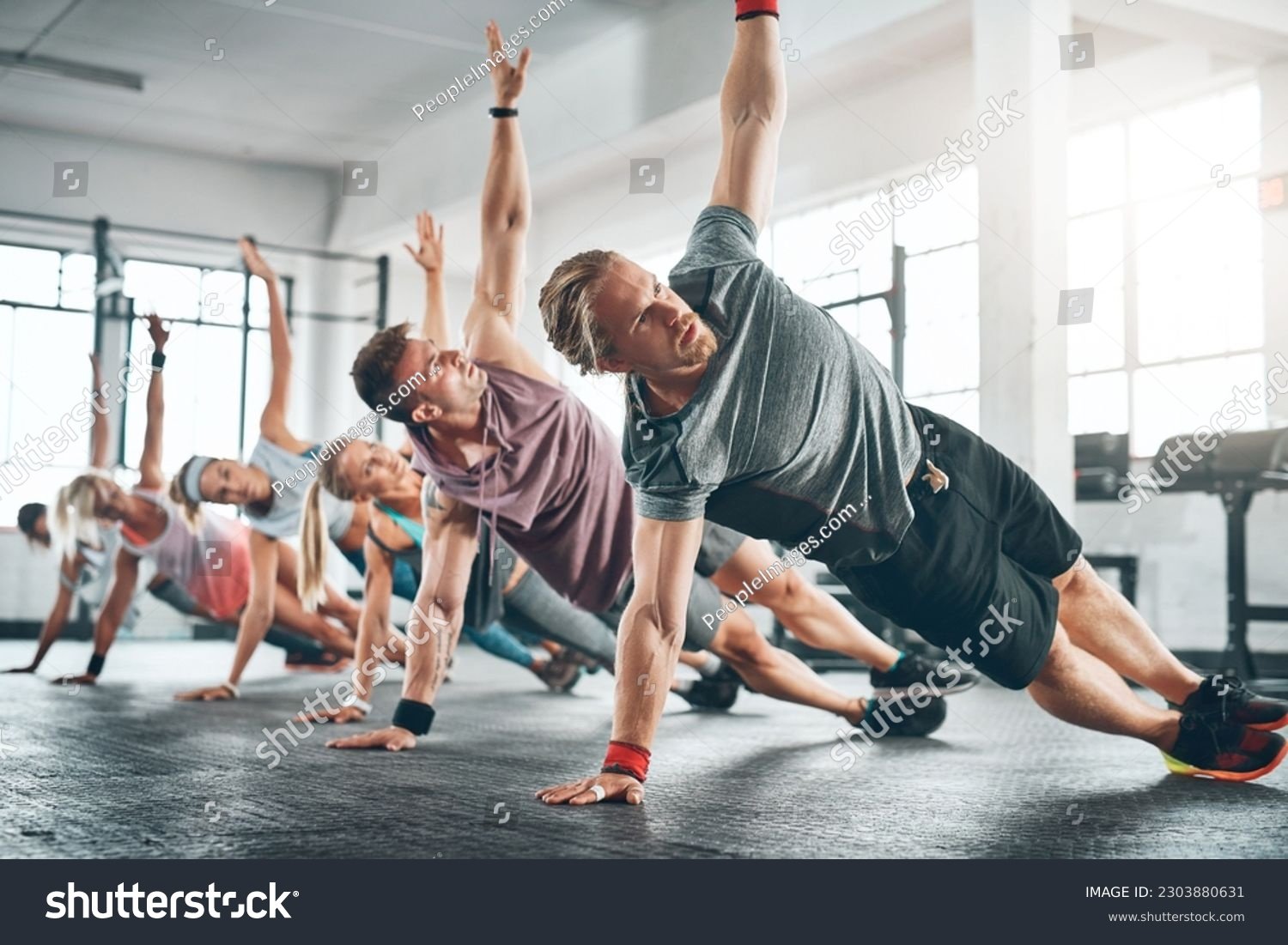persona haciendo ejercicio en un gimnasio