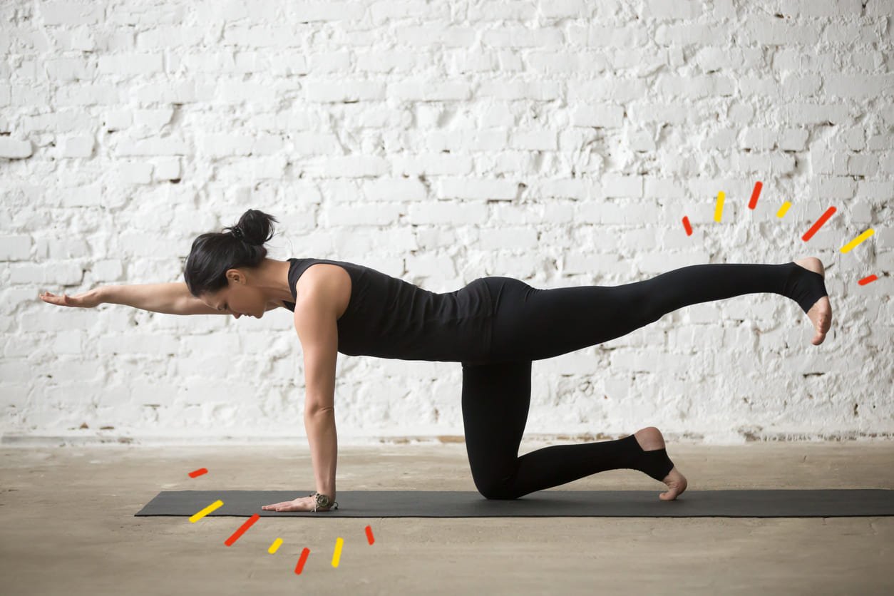 persona haciendo ejercicios de pilates en casa