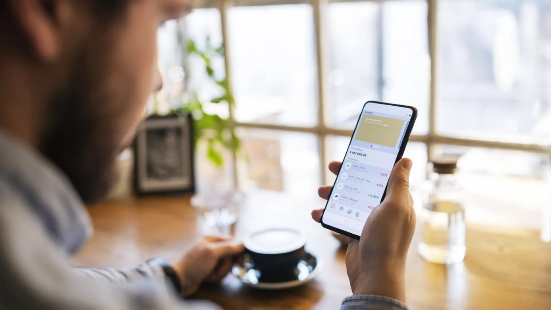 persona ingresando a su cuenta online