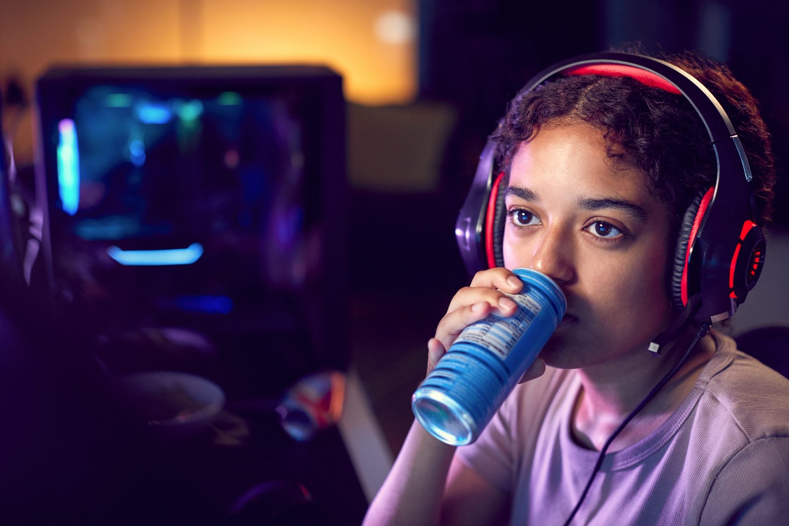 persona joven disfrutando una bebida energetica 1