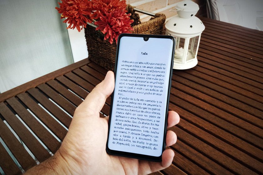 persona leyendo un libro en el movil