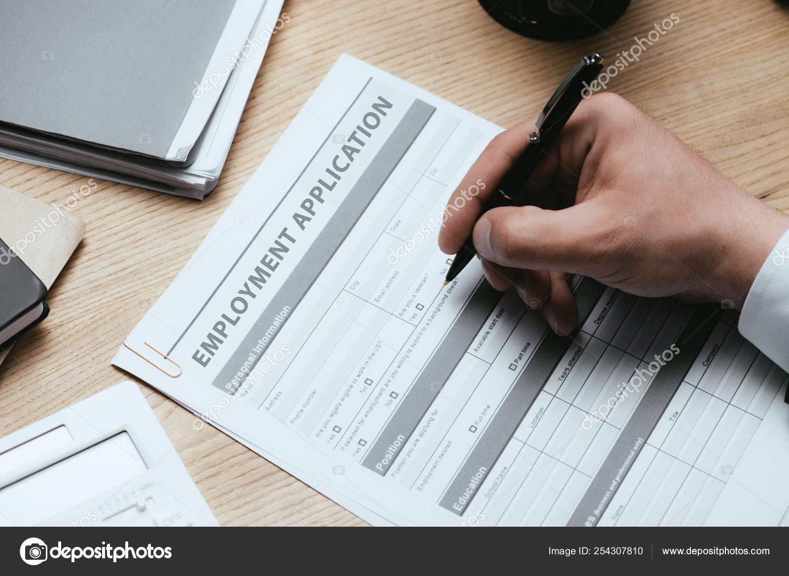 persona llenando formulario de cuenta de negocio