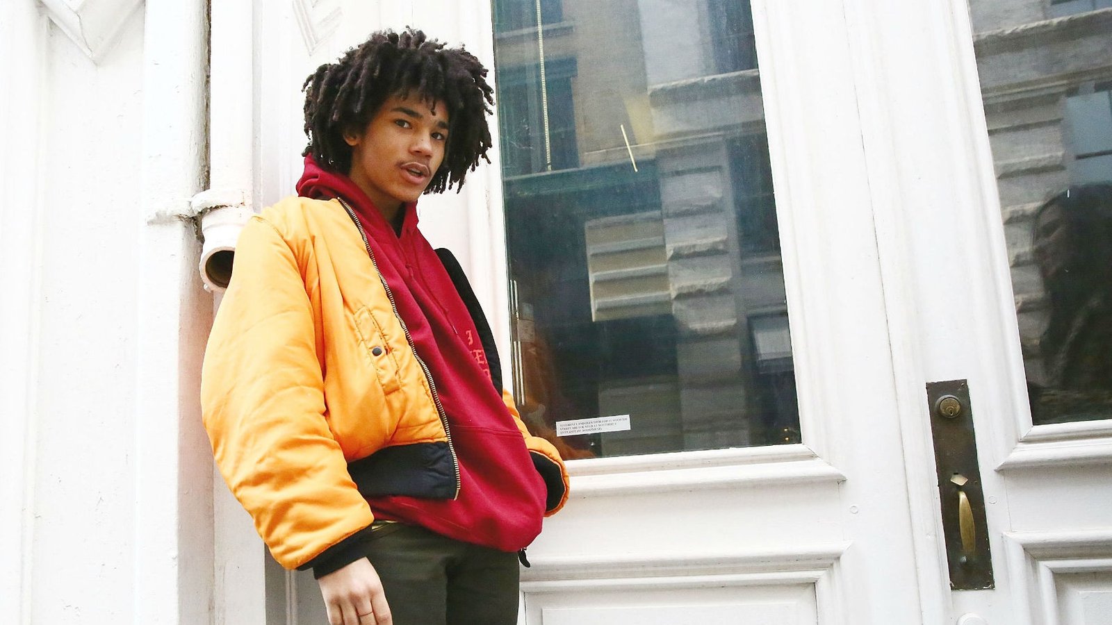 persona llevando un hoodie sin capucha