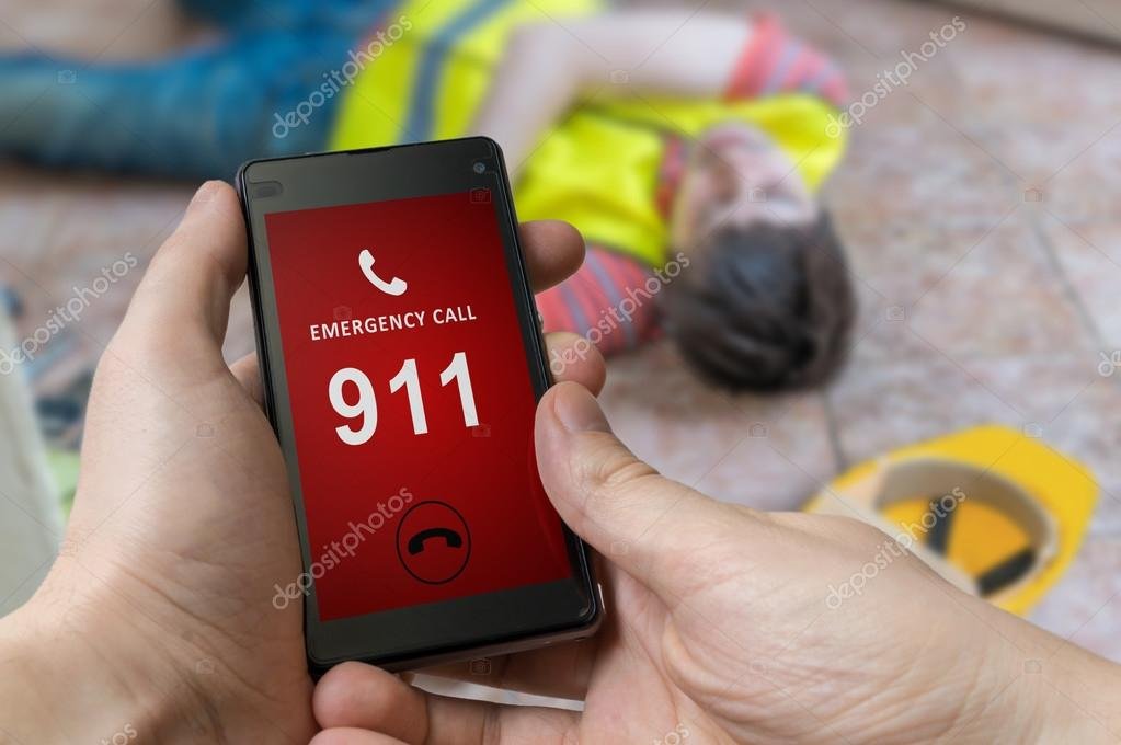 persona marcando un numero de telefono urgente