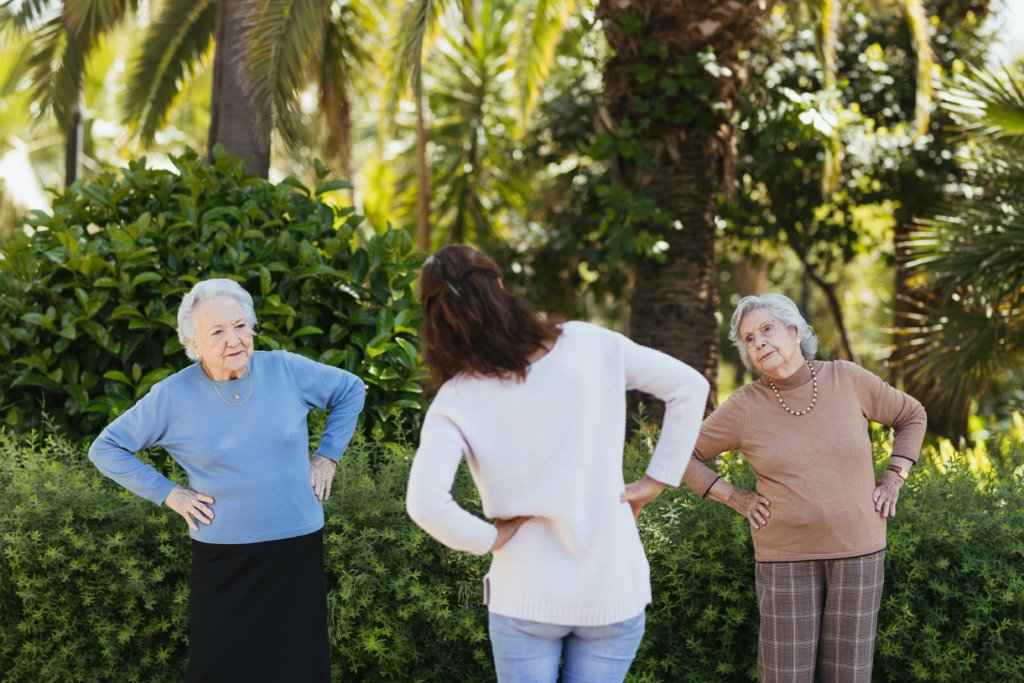 persona mayor disfrutando de actividades sin dolor 1