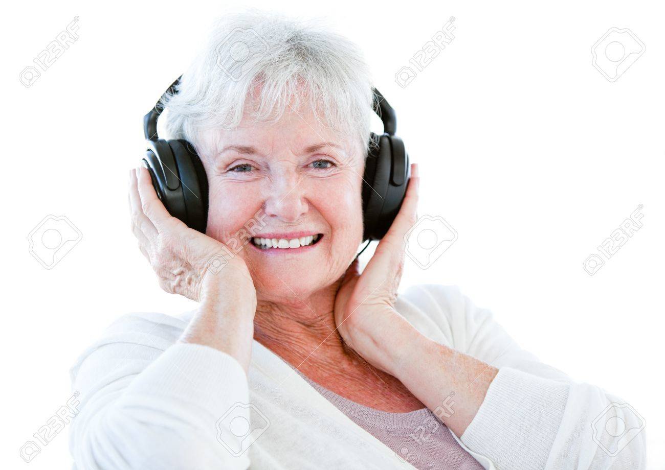 persona mayor feliz usando audifonos bossa