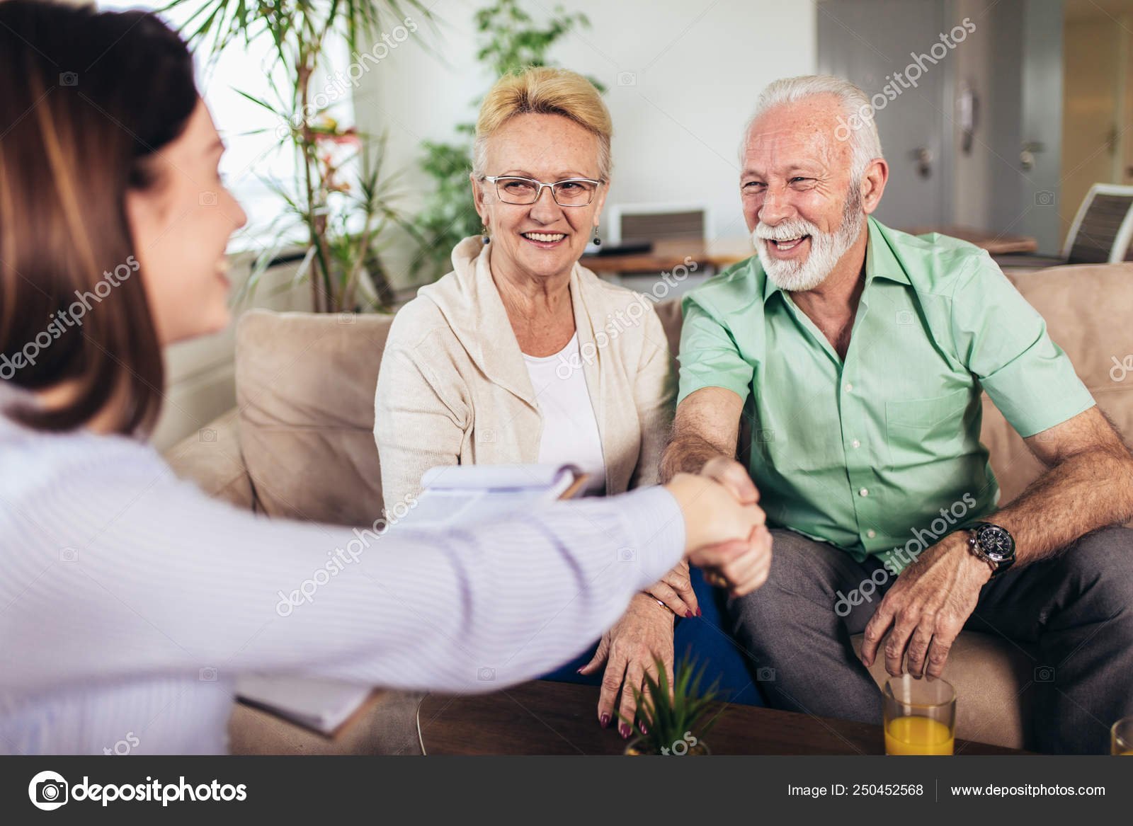 persona mayor sonriendo con agente de seguros